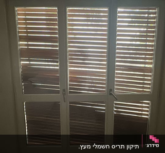 תריס גלילה עם שלבים עקומים ושמוטים לפני תיקון